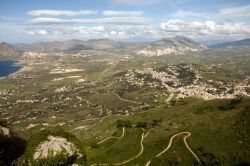 Veduta aerea del borgo di Erice, in provincia di Trapani, al vertice nord-occidentale della Sicilia: le case in pietra del centro medievale, immerse nella macchia e collegata alle città ...