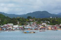 Labuanbajo si trova sulla costa ovest di Flores in Indonesia - © Dudarev Mikhail / Shutterstock.com