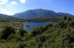 Il Lago di Guardiaregia nel Molise - © Emmeddienne - CC BY-SA 4.0, Wikipedia