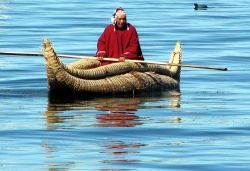 Lago Titicaca Bolivia barca in giunco -  Foto di Giulio Badini i Viaggi di Maurizio Levi 