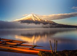 Lago Yamanaka-Ko, Giappone. Si trova nella Prefettura di Yamanashi ed è famoso per le sue magniche viste sul Monte Fuji, la montagna sacra giapponese - © Luciano Mortula / Shutterstock.com ...