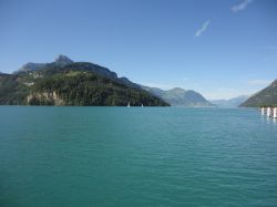 Lago dei Quattro Cantoni visto dal molo di Brunnen, in Svizzera