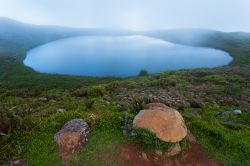 Lagun El Junco, il più grande lago d'acqua dolce di tutto l'arcipelago delle Galapagos, si trova nell'isola di San Cristobal, dedicata a San Cristoforo, patrono dei marinai, ...