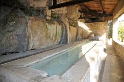 Lavatoio a Tourrettes sur Loup, Francia - Addossato ad una grotta scavata nella roccia, lungo l'arteria principale del paese, si trova un lavatoio che risale al 1900 alimentato dall'acqua ...