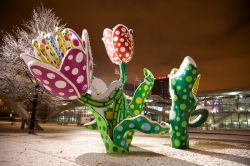 Le Tulipe a Lille con la neve, i tulipani (opera di un artista giapponese) si trovano davanti alla stazione del TGV, qui fotografati in inverno - OT Lille / © Laurent Ghesquière