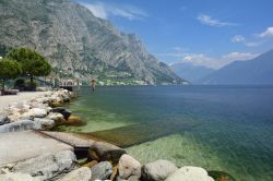 Le acque limpide del Lago di Garda, Limone - raggiugere ...