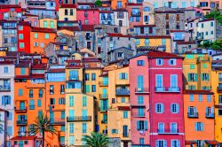 Le case colorate del centro Storico di Mentone in Francia - © Martin M303 / Shutterstock.com