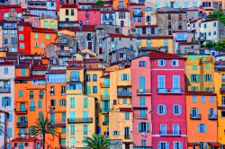 Le case colorate del centro Storico di Mentone in Francia - © Martin M303 / Shutterstock.com
