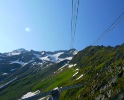 Le funi dell'impianto di risalita, verso il Gemmstock ad Andermatt