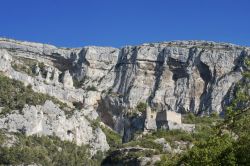 Le spettacolari montagne a nord ovest di Apt, e il castello del Vescovo di Cavaillon. Siamo nel su dellaFrancia, nella regione di Provenza - © Ziye / Shutterstock.com