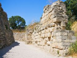 Le possenti mura di Troia, l'antica città scoperta vicino ai Dardanelli, in Turchia. In realtà le città di Troia sono 9, perch èaltrettante volte qui sorse una ...