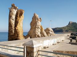 Le particolari rocce di Tabarka: sullo sfondo il forte genovese che caratterizza questo tratto della costa nord della Tunisia. Ci troviamo nella cosiddetta costa del Corallo, un tratto di 300 ...