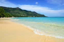 Le sabbie dorate di plage Beau Vallon Seychelles - © Oleg Znamenskiy / Shutterstock.com