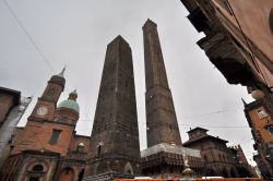 Le torri di Bologna viste dalla Piazza di Porta Ravegnana, Emilia Romagna.
