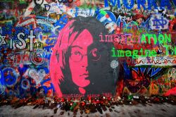 Lennon Wall, Praga: il famoso murals spontaneo, nato per celebrare l'ex cantante dei Beatles. Venne creato negli anni '80 dopo la tragica scomparsa del cantautore britannico - © ...