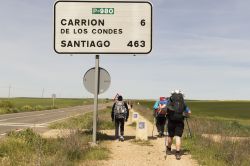 Leon, pellegrini sul Cammino per Santiago de Compostela. Ci troviamo circa a metà strada della via Francese - © Tanjala Gica / Shutterstock.com 