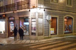 La storica Libreria Bertrand nelle strade del centro di Lisbona (Portogallo).