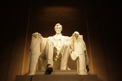 Il Lincoln Memorial a Washington, è dedicato al Presidente che abolì la schiavitù. E' anche grazie a lui che oggi gli Stati Uniti d'America hanno un presidente di ...