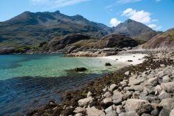 Il lago di Loch na Leachd si trova ad est delle Cuillin Hills, le montagne più famose dell'isola di Skye (Scozia) - © stocker1970 / Shutterstock.com