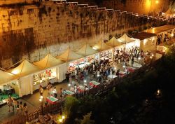 Lungo il Tevere a Roma, la manifestazione serale in estate sulle rive del grande fiume