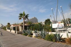 Lungomare di Villeneuve Loubet, sullo sfondo  Baie des Anges