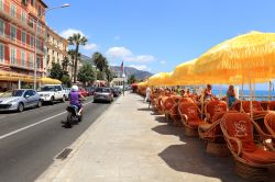 Lungomare di Menton: la cosiddetta promenade du soleil, la strada costiera della Costa Azzurra in Francia - © Rostislav Glinsky / Shutterstock.com 