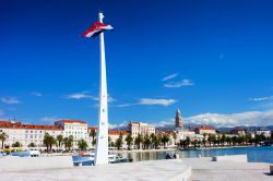 Il lungomare di Spalato (Dalmazia, Croazia) in una limpida giornata di sole. Al porto arrivano i traghetti dalle città italiane di Ancona e Pescara - © Artur Bogacki / Shutterstock.com ...