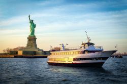 Una crociera Hornblower a New York, USA. Sullo sfondo la Statua della Libertà - © Hornblower Cruises and Events