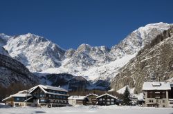 Macugnaga in Inverno. La località ai piedi del Monte Rosa offre numerose piste per gli appassionati di sci e snowboard - © newphotoservice / Shutterstock.com