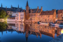Magia notturna del Rozenhoedkaai, Bruges - Costeggiati da dimore fiamminghe e da antichi magazzini, testimonianza che un tempo le vie d'acqua che attraversano Bruges venivano utilizzate ...