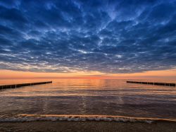 Magico Tramonto sul mar Baltico: il mare di Graal Muritz, nel nord della Germania è caratterizzato da una soffice costa sabbiosa che si sviluppa per oltre 5 km di lunghezza - © RicoK ...