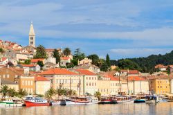 Panorama sulla città di Mali Losinj  Croazia - Al termine di una lunga e stretta baia, questa incantevole località riparata dai movimenti del mare grazie alla pensila di Cikat, ...