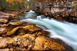 Il Maligne Canyon del Jasper National Park, in Canada, è il percorso tra le rocce scavato dal fiume Maligne, prima di gettarsi nell'omonimo splendido lago - © Jason Patrick Ross ...