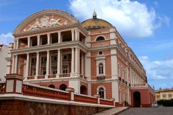 Manaus Amazzonia il celebre teatro Amazonas monumento del Brasile - © bumihills / Shutterstock.com