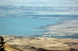 La sponda nord del Mar Morto, fotografata dalla cima del Monte Nebo vicino a Madaba, in Giordania. E' conosciuta come la montagna di Mosè: da qui mostrò al popolo ebreo la ...