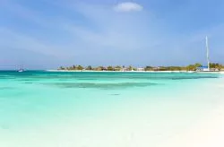 Il mare dei Caraibi si presenta nei colori fantastici delle acque cristalline di Los Roques, il paradiso dello snorkeling e delle immersioni in Venezuela - © Dmitry Burlakov / Shutterstock.com ...