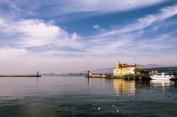 Il mare di Izmir lungo la costa turca del mare ...