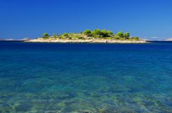 Il mare di Murter è pulito e cristallino, e si rivela molto iteressante anche per gli appassionati di snorkeling oltre che gli esperti sub delle immersioni. Da qui partono poi i collegamenti ...