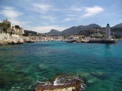 Il Mar Mediterraneo nella baia davanti a Cassis, ...