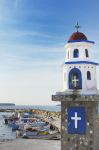 Una marina sull'isola di  Lesvos, con cappella votiva Ortodossa che guarda il Mar Egeo della Grecia - © StockCube / Shutterstock.com