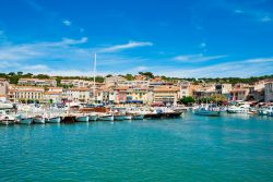 La marina di Cassis, il porto dove attraccano le imbarcazioni dei turisti nel paesino della Francia meridionale. Siamo in Costa Azzurra, circa 20 km a est di Marsiglia - km © Alexander ...