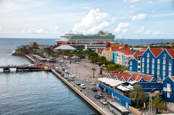 La marina di Willemstad: una nave da crociera nei caraibi in arrivo alla capitale di Curacao - © PlusONE / Shutterstock.com k / Shutterstock.com
