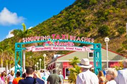 Un moderno mercato di Philpsburg, capoluogo della metà olandese dell'isola di Saint Martin - © Ruth Peterkin / Shutterstock.com 