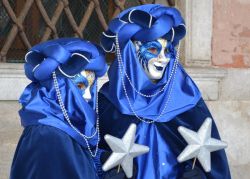 Maschere davanti al Palazzo Ducale di Venezia durante il Carnevale