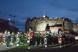Massed Pipes and drums: ad Edimburgo lo spettacolo estivo del Military Tattoo, presso l'Edinburgh Castle - © domhnall dods / Shutterstock.com
