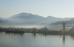 Stato di Colima: al mattino non è raro vedere la nebbia avvolgere Manzanillo, a causa della forte umidità del suo clima oceanico. Le numerose spiagge che si susseguono nella baia ...