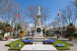 Memoriale di guerra a Aigues Mortes, Francia - Innalzato per ricordare i cittadini di Aigues Mortes scomparsi tragicamente sui campi di battaglia per difendere la patria, il memoriale di guerra ...