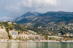 Mentone (Francia) visto dal mare, sullo sfondo ...