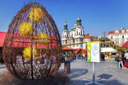 Il famoso mercatino pasquale che si svolge ogni anno  nella piazza centrale di Praga, a fianco della torre dell'Orologio - © kaprik / Shutterstock.com 