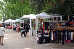 Il mercatino di Principe Real nell'omonimo giardino (Jardim do Príncipe Real) è uno dei più noti di Lisbona - foto © www.cm-lisboa.pt